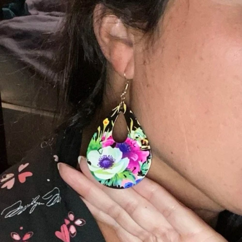New Artisan Handmade Tropical Paradise Hand Painted Hawaii Floral Gold Earrings - Picture 8 of 16